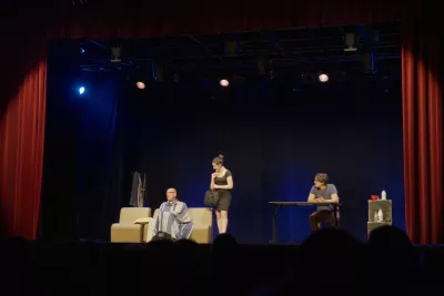 Représentation de la comédie familiale Les parents viennent de mars, les enfants du MacDo