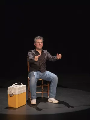 José Cruz, humoriste, sur scène