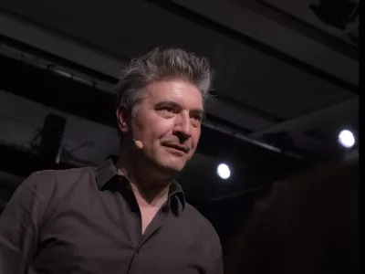 José Cruz, humoriste, sur scène