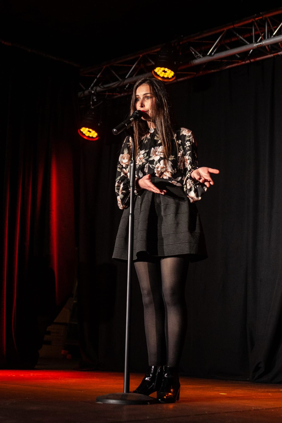 Sarah-Anna, humoriste, sur scène