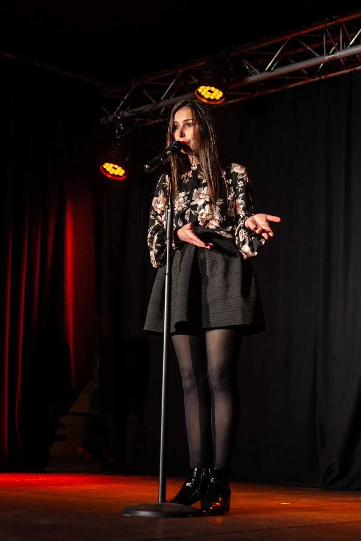 Sarah-Anna, humoriste, sur scène